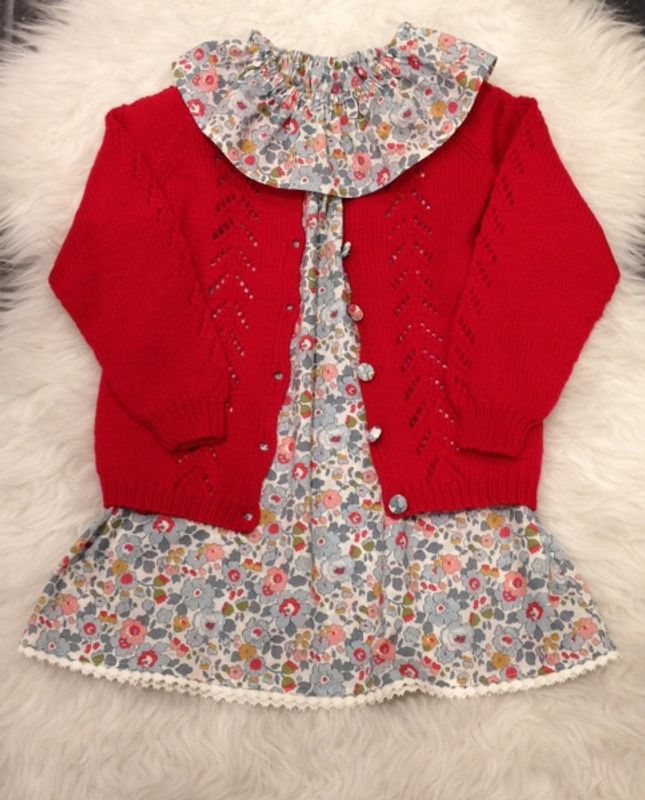 Barnigjen strikkeoppskrift cardigan Ella