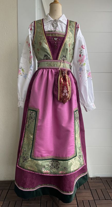 SOLGT  Festdrakt Augusta burgunder/grønn/rosa