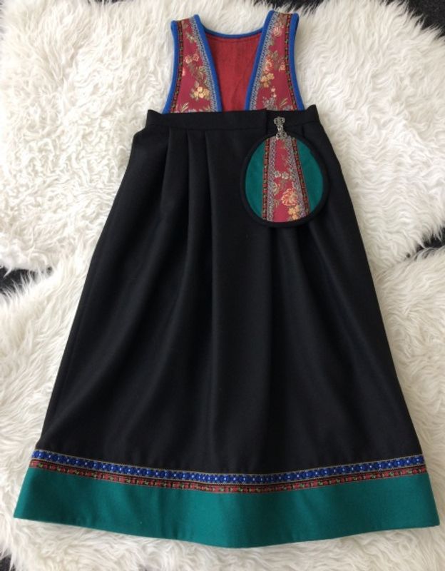 SOLGT Festdrakt Astrid sort med blomster nr.13