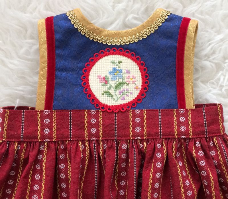 SOLGT Festdrakt Astrid liten rød/blå nr.9