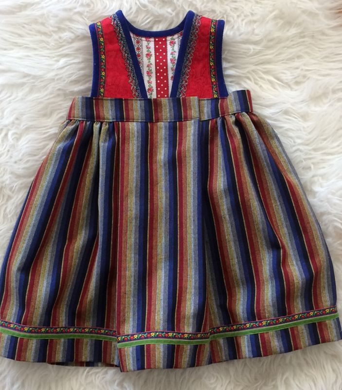 X SOLGT Festdrakt Astridliten stripet med rødt