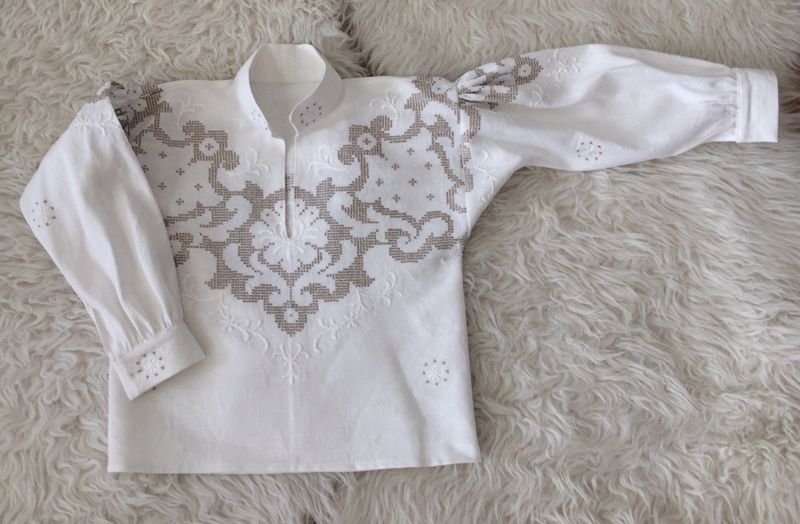 SOLGT  Festdraktskjorte Trine med beige broderi 