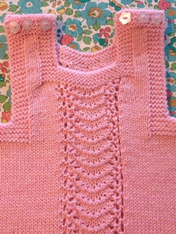 Barnigjen strikkeoppskrift romper Maja