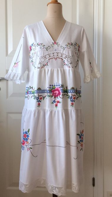 Hovedbilde X SOLGT Kjole hvit med roser