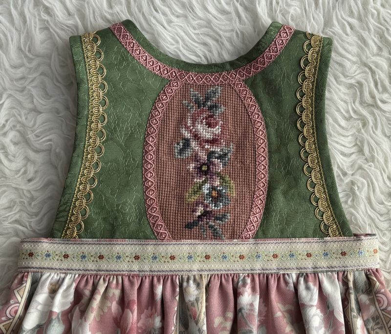 SOLGT Festdrakt Astrid rosa roser og grønn