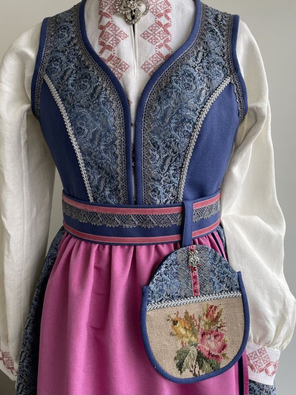 X  SOLGT   Festdrakt Aurora blå/rosa 