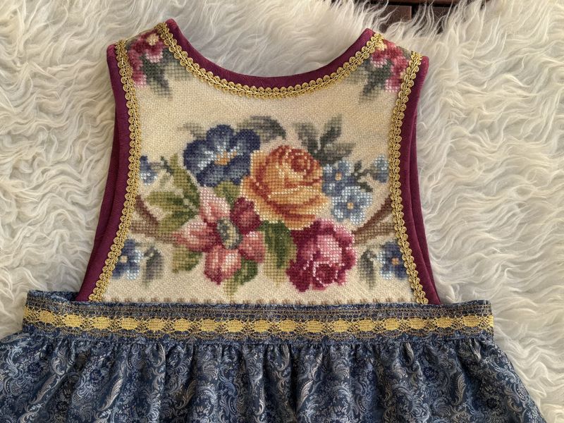 SOLGT Festdrakt Astrid blå brokade 2