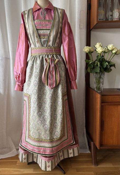 Hovedbilde SOLGT Festdrakt Augusta rosa ...