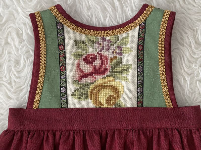 X SOLGT Festdrakt Astrid mørkerød/grønn roser