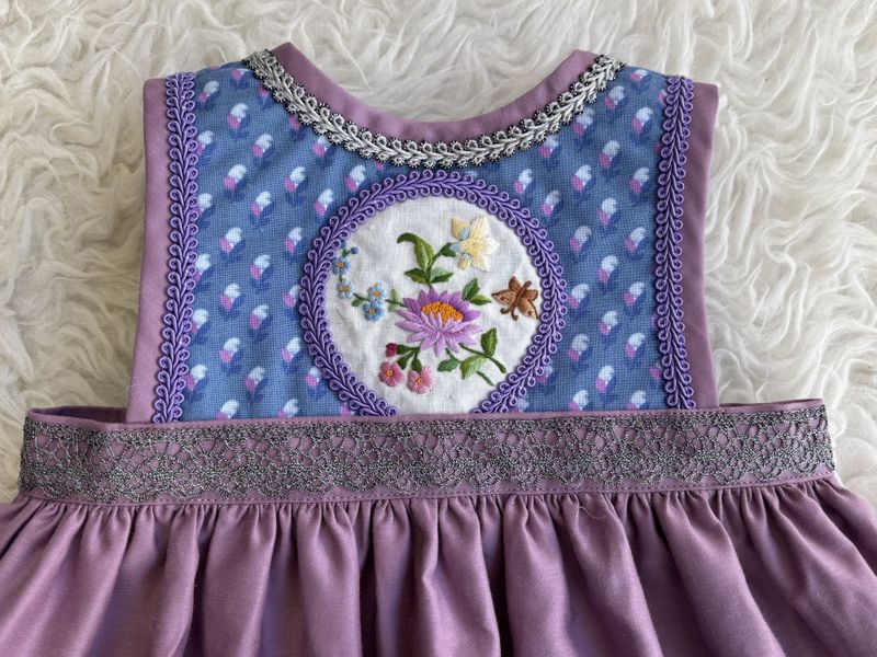 SOLGT Festdrakt Astridliten rosalilla/blå 