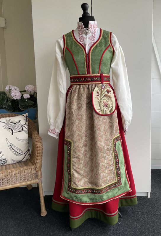 X SOLGT Festdrakt Aurora rød/grønn